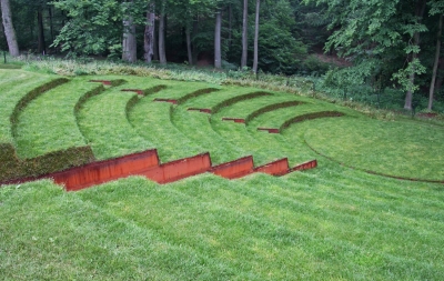 Het amfitheater is gemaakt van versterkt gras en cortenstalen wanden