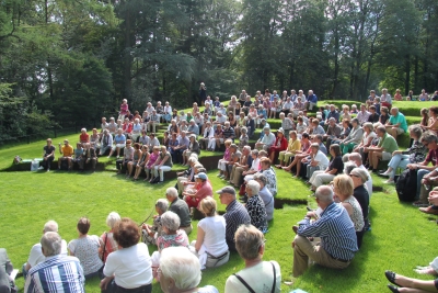 Amfitheater het Groene Forum van Tin de Lage Oorsprong tijdens een voorstelling