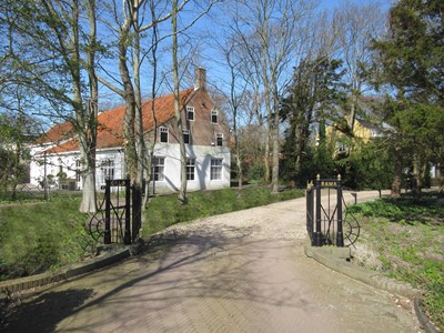 De poort en rozemarijnschuur van Calorama